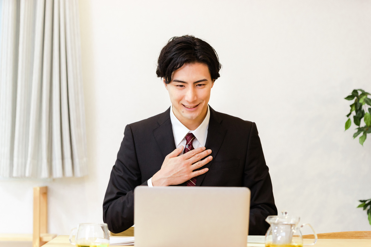 A 30 -year -old man who has a remote interview such as online interviews and online interviews using a laptop